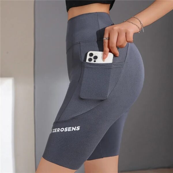 Supera tus límites con nuestros pantalones cortos deportivos para mujer. Diseñados para maximizar tu rendimiento, ofrecen un ajuste cómodo y seguro en cada movimiento. Ideales para gimnasia y entrenamientos intensos, estos shorts combinan estilo moderno con funcionalidad, brindándote la libertad de moverte con confianza. ¡Haz que cada rutina cuente!"